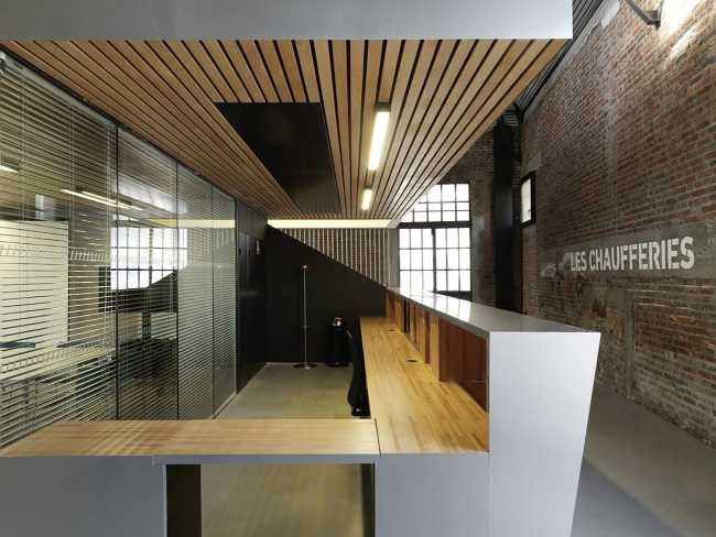 La reception racchiusa in un cubo di legno